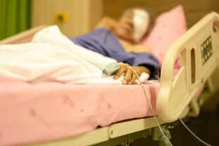 človek na nemocničnom lôžku