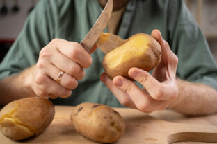 Ako rýchlo a bez námahy ošúpať varené zemiaky