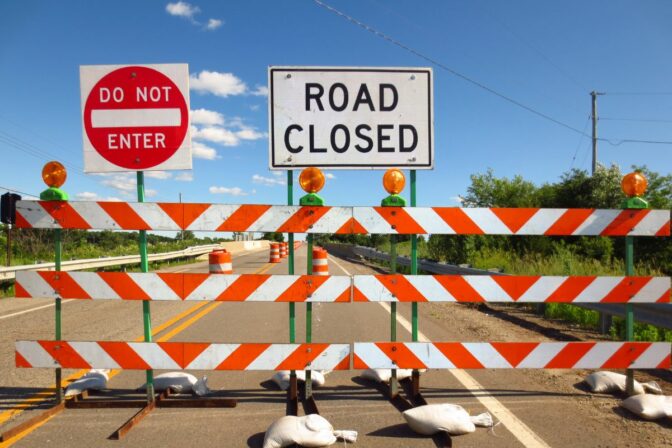 Dopravné obmedzenia kolony zatvorena cesta