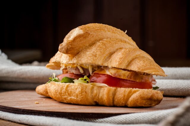 Croissantový burger