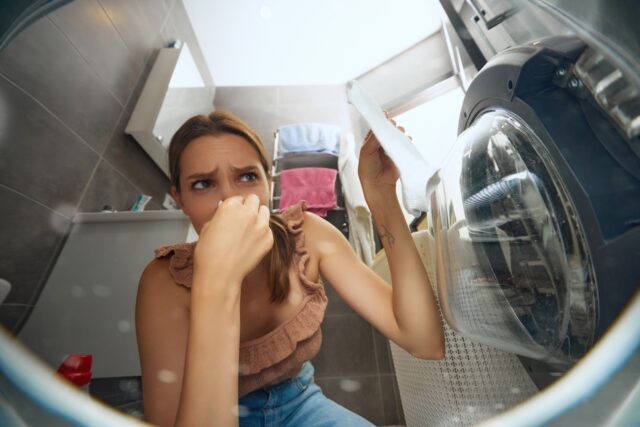 zápach z práčky