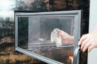 čistenie krbového skla