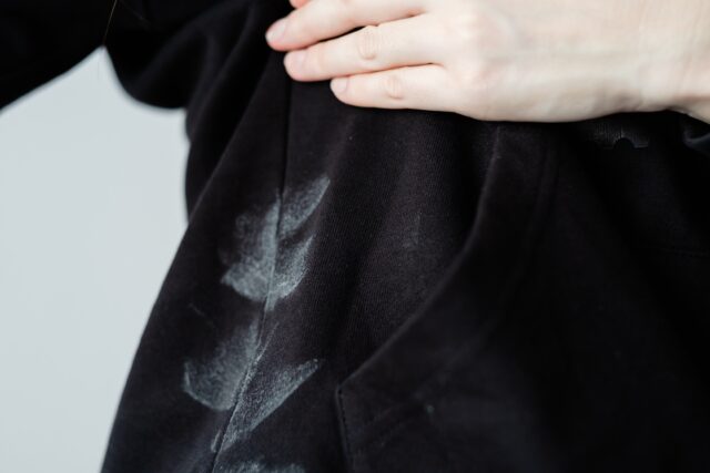 Škvrny od antiperspirantu