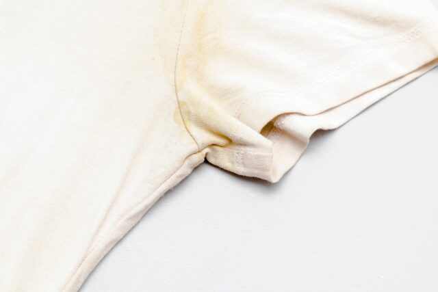 žtlý fľak na tričku