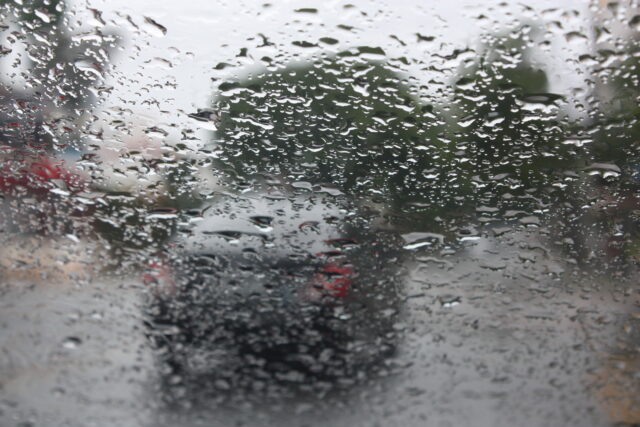 Zahmlené okná v aute