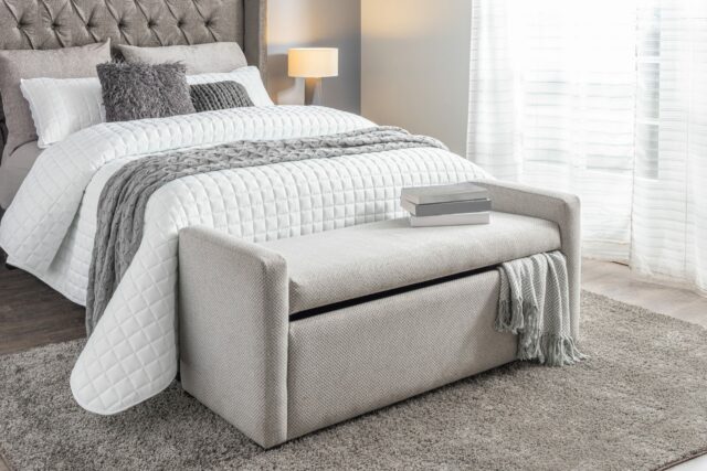 lavica pred posteľou