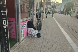 žena bez domova pomoc cudzinci