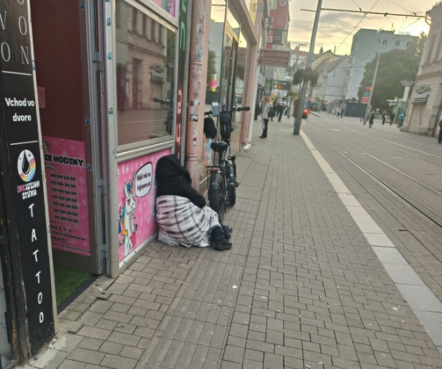 žena bez domova pomoc cudzinci