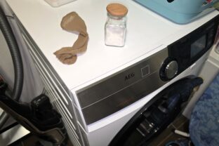 Nasypte to do ponožky a hoďte do práčky