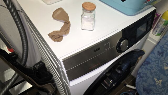 Nasypte to do ponožky a hoďte do práčky