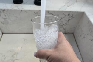 chyba pri pití vody