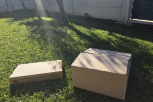 Rozhádzala po záhrade obyčajné kartónové škatule