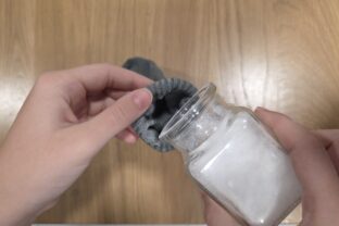 sypanie soli do ponožky