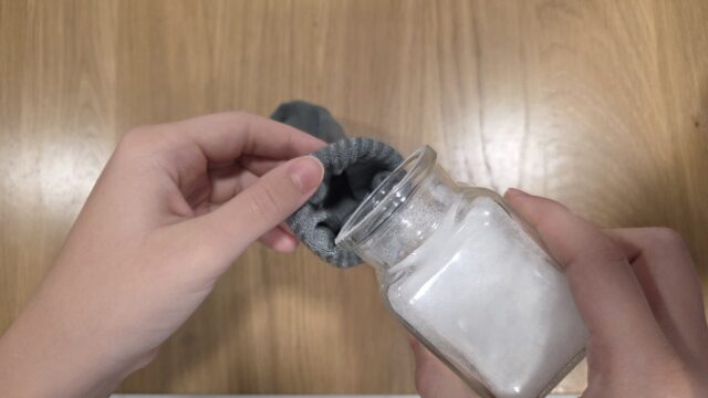 sypanie soli do ponožky