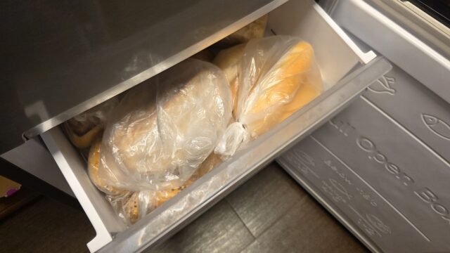 Ukladanie pečiva do mrazničky