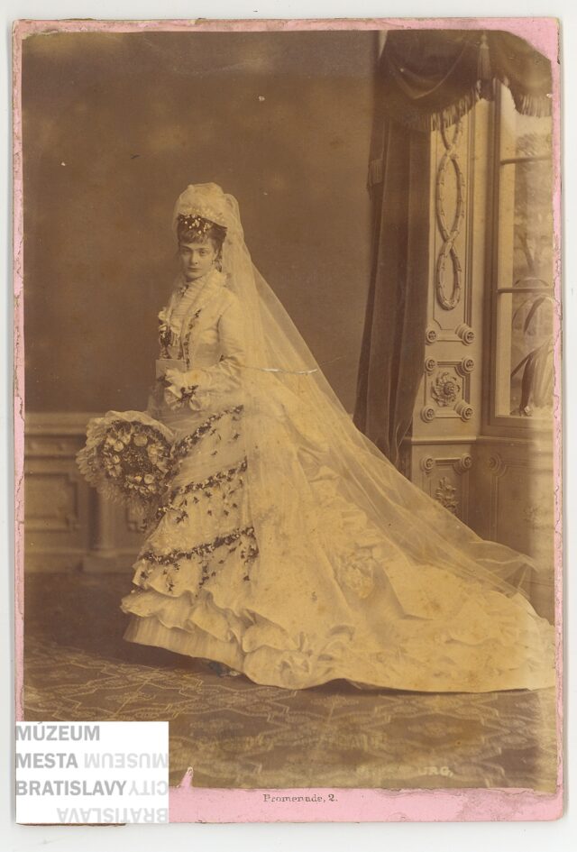 Fotografia nevesty od ateliéru Kozics (1870 - 1875).