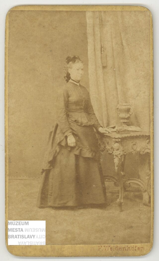 Jedinečná fotografia neznámej ženy od Fanni Weidenhöfer (cca 1871).