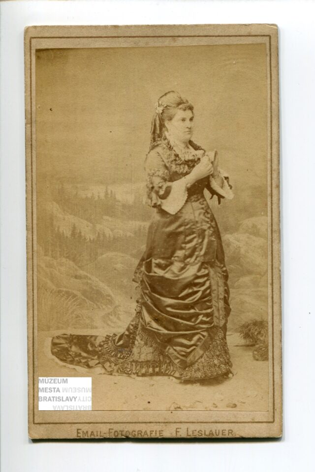 Fotografia neznámej ženy od Felície Leslauer (okolo 1880)