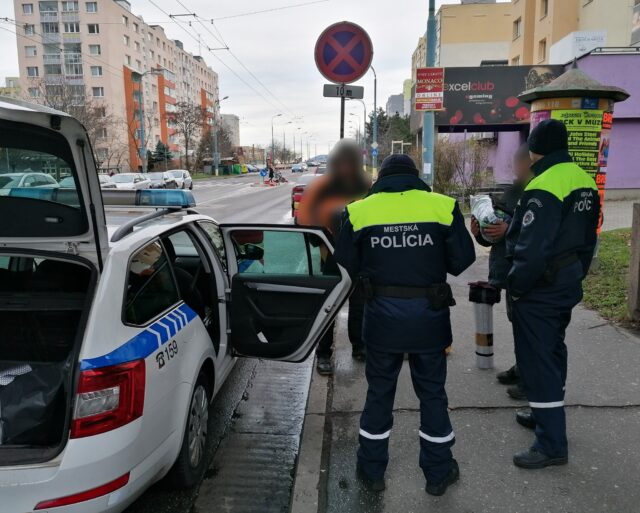 Mestská polícia Bratislava pomoc zima bez domova