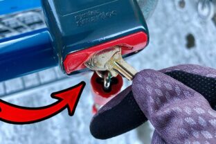 do vozíka vložil obyčajný kľúč