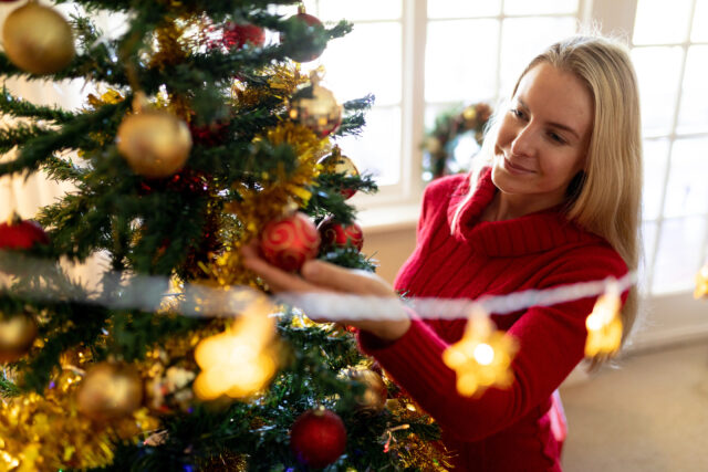 žena pri vianočnom stromčeku