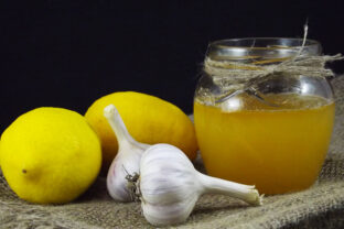Medový sirup s cesnakom a citrónom
