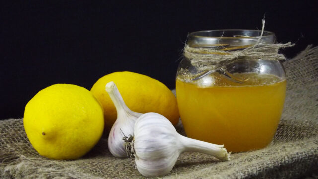 Medový sirup s cesnakom a citrónom