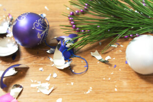 rozbitá vianočná guľa