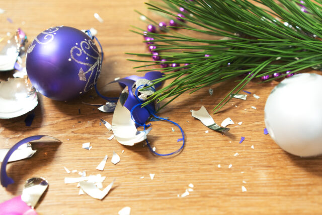 rozbitá vianočná guľa