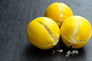 Rozkrojte citrón do kríža a nasypte doň soľ