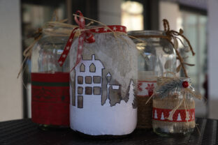 vianočná dekorácia zo zaváraninových pohárov