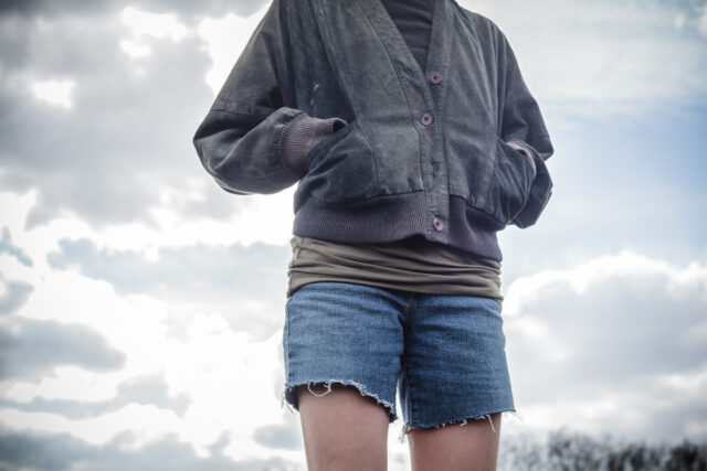 chôdza s rukami vo vreckách