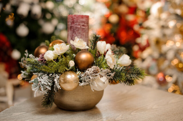 vianočné dekorácie v črepníkoch