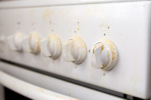 Zanesené gombíky na sporáku