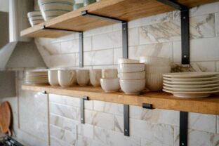 Otvorené police v kuchyni