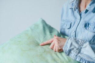 Žlté škvrny na vankúšoch