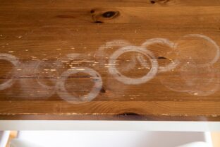 škvrny na drevenom nábytku