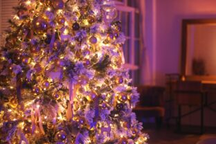 fialová farba na vianočnom stromčeku