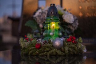 vianočná výzdoba na hrobe