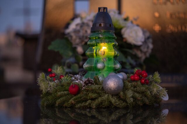 vianočná výzdoba na hrobe