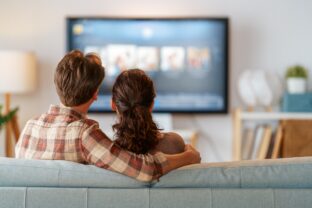 sledovanie televízora