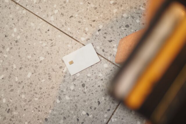 vypadnutá platobná karta