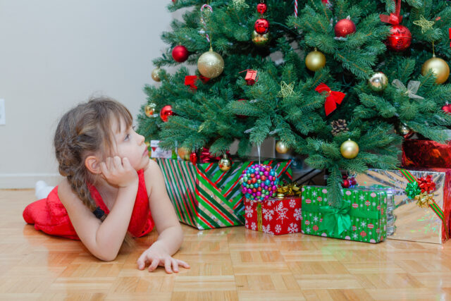 dieťa pri stromčeku