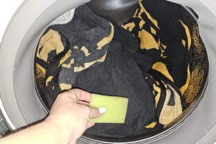 Objavila som jednoduchý trik s kuchynskou hubkou v práčke