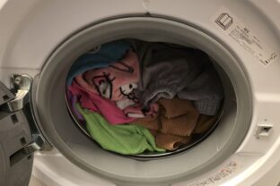 vysušené prádlo v sušičke