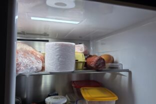 toaletný papier v chladničke