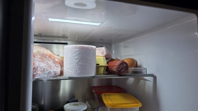 toaletný papier v chladničke