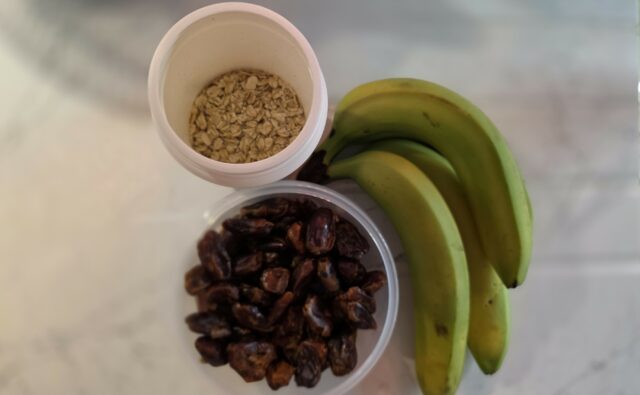 ovsené vločky, banány a ďatle