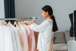 žena vyberajúca oblečenie zo šatníka