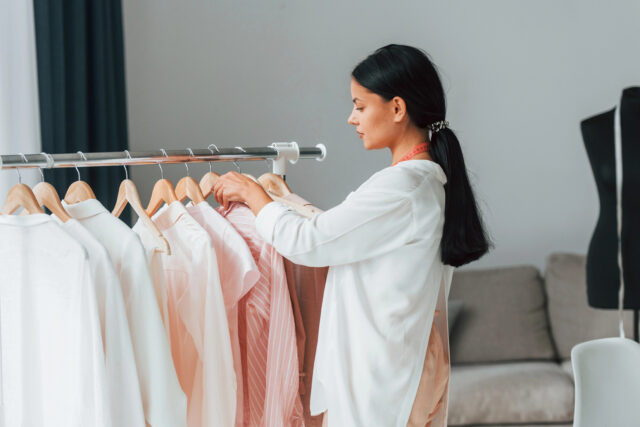 žena vyberajúca oblečenie zo šatníka